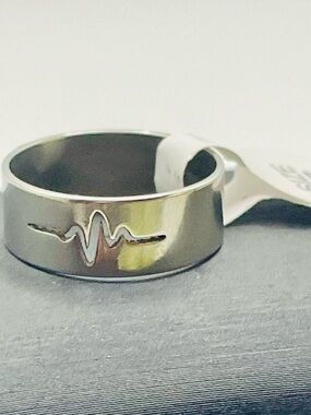 Stainless Steel Pulse Wave or Heartbeat 6MM Ring - Silver. Size 6 1/2